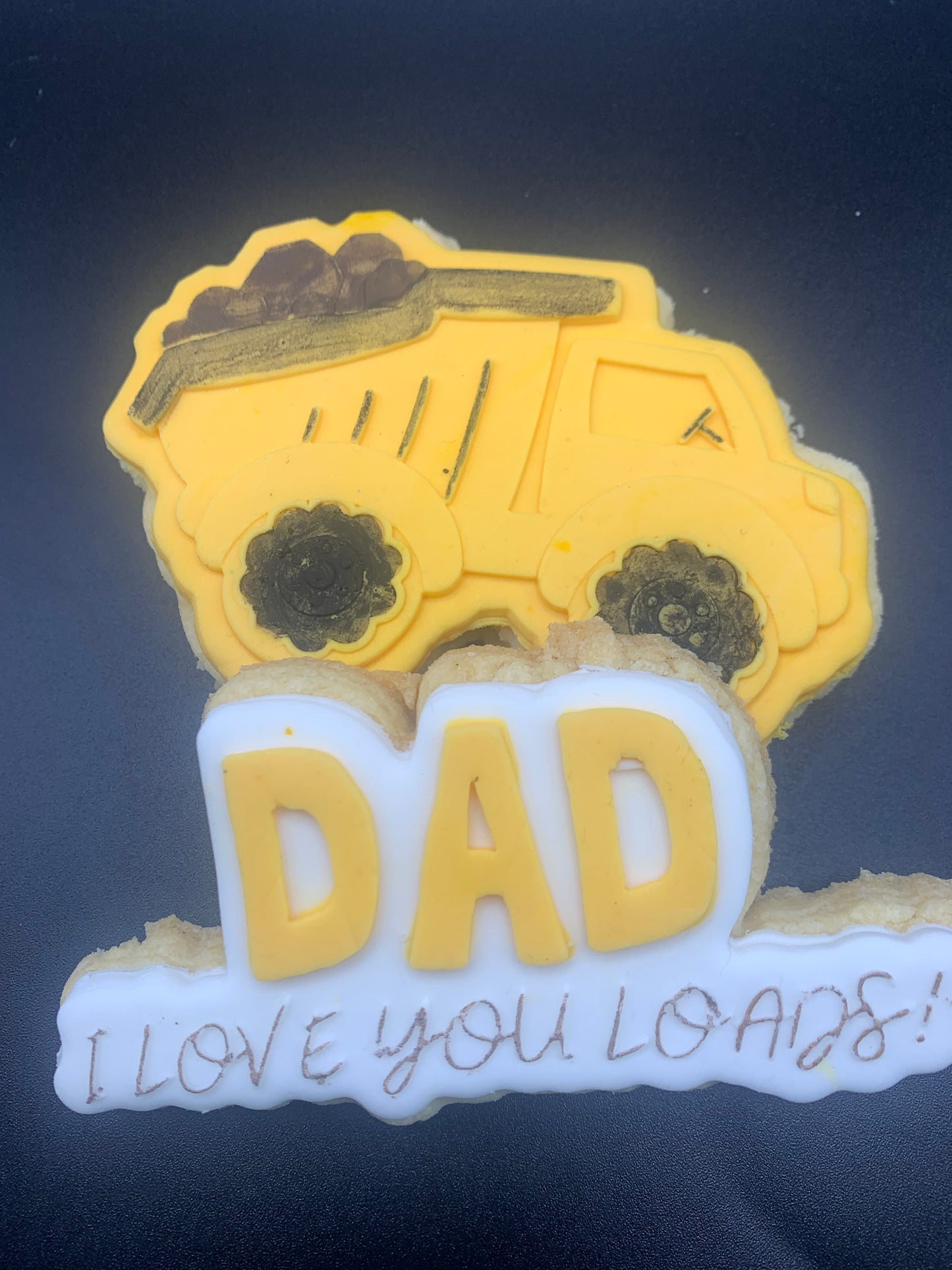 Dad, I Love You Loads – Two-Piece Cookie Gifting Set
Vanilla Bean | Hand-Decorated | Australia-Wide Shipping